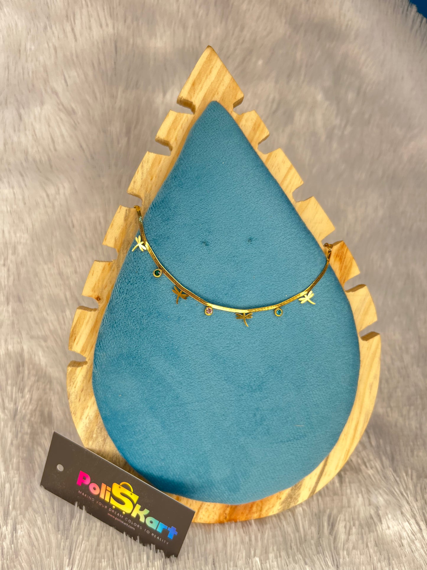 Bracelet with dragging fly and stone design