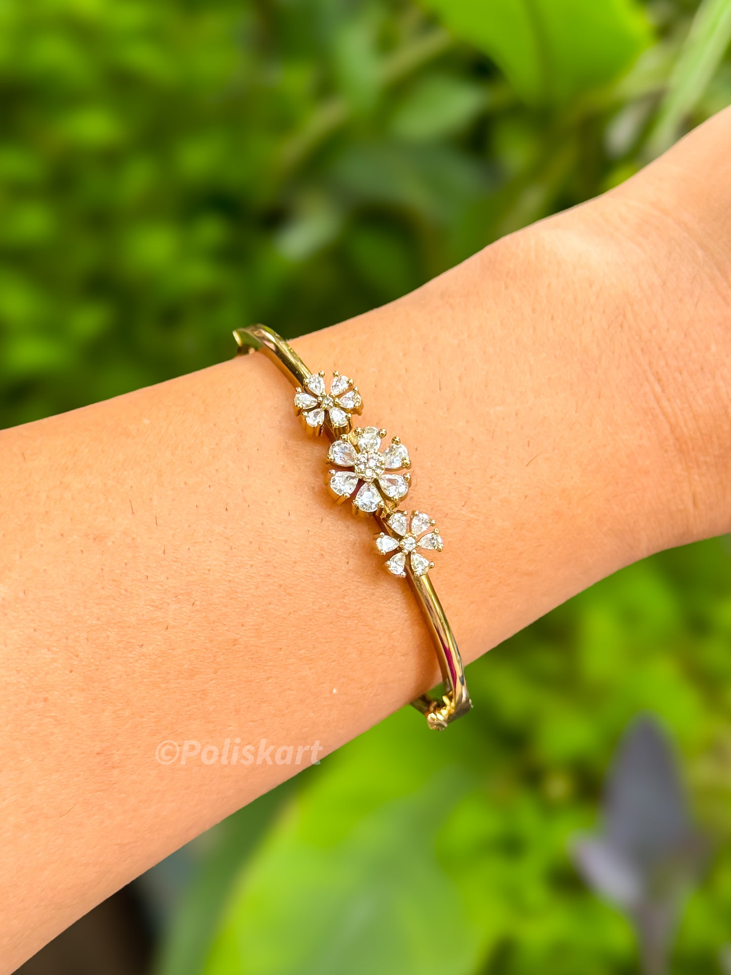 PK058 - Free size Bracelet bangle - White flower design