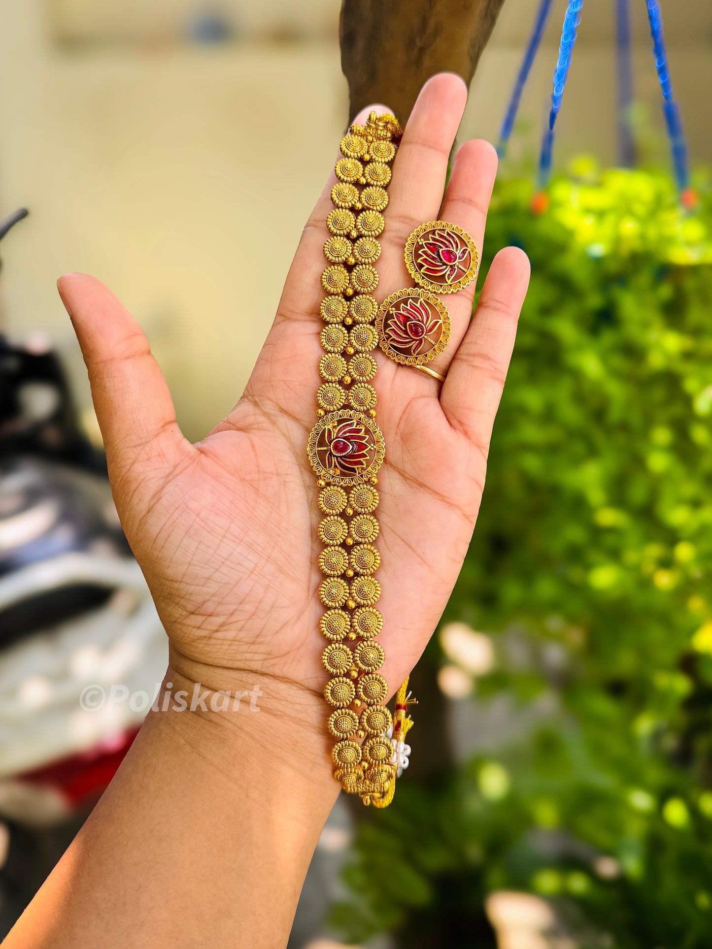 Trending lotus higlighted chocker with earring set
