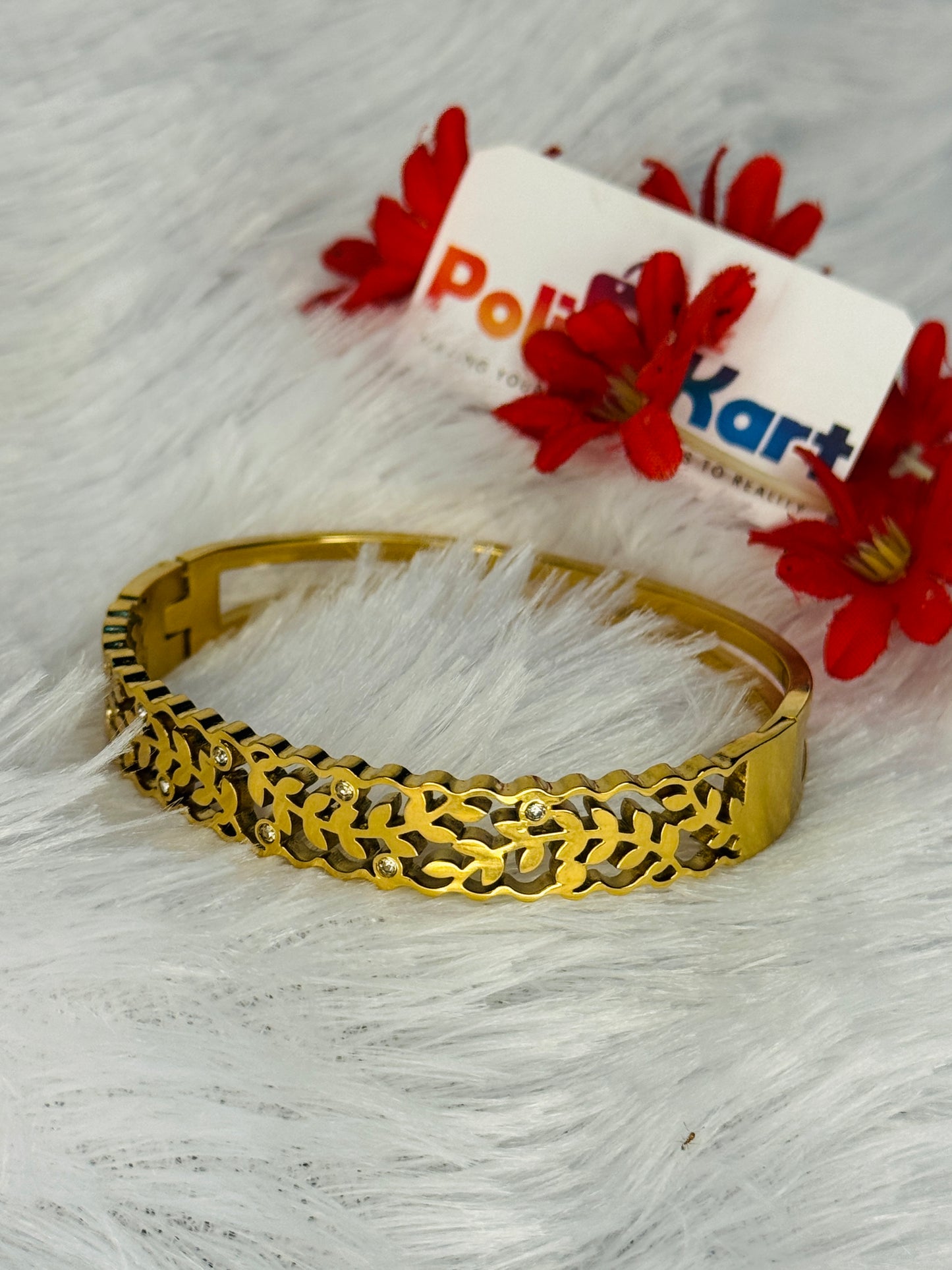 Cuff bangle with litttle leaf design