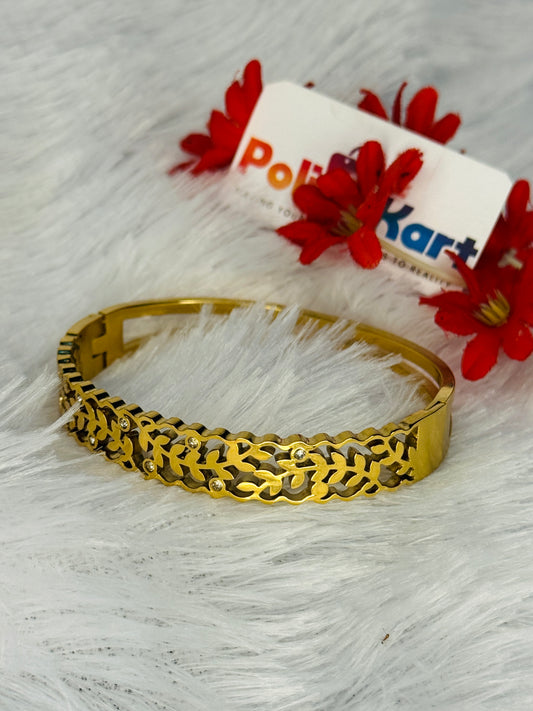 Cuff bangle with litttle leaf design