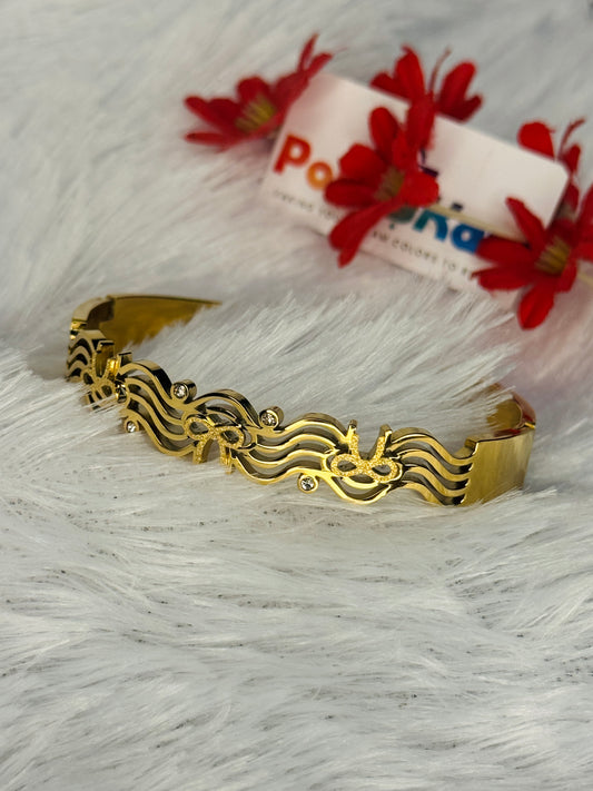Cuff bangle with ribbon design