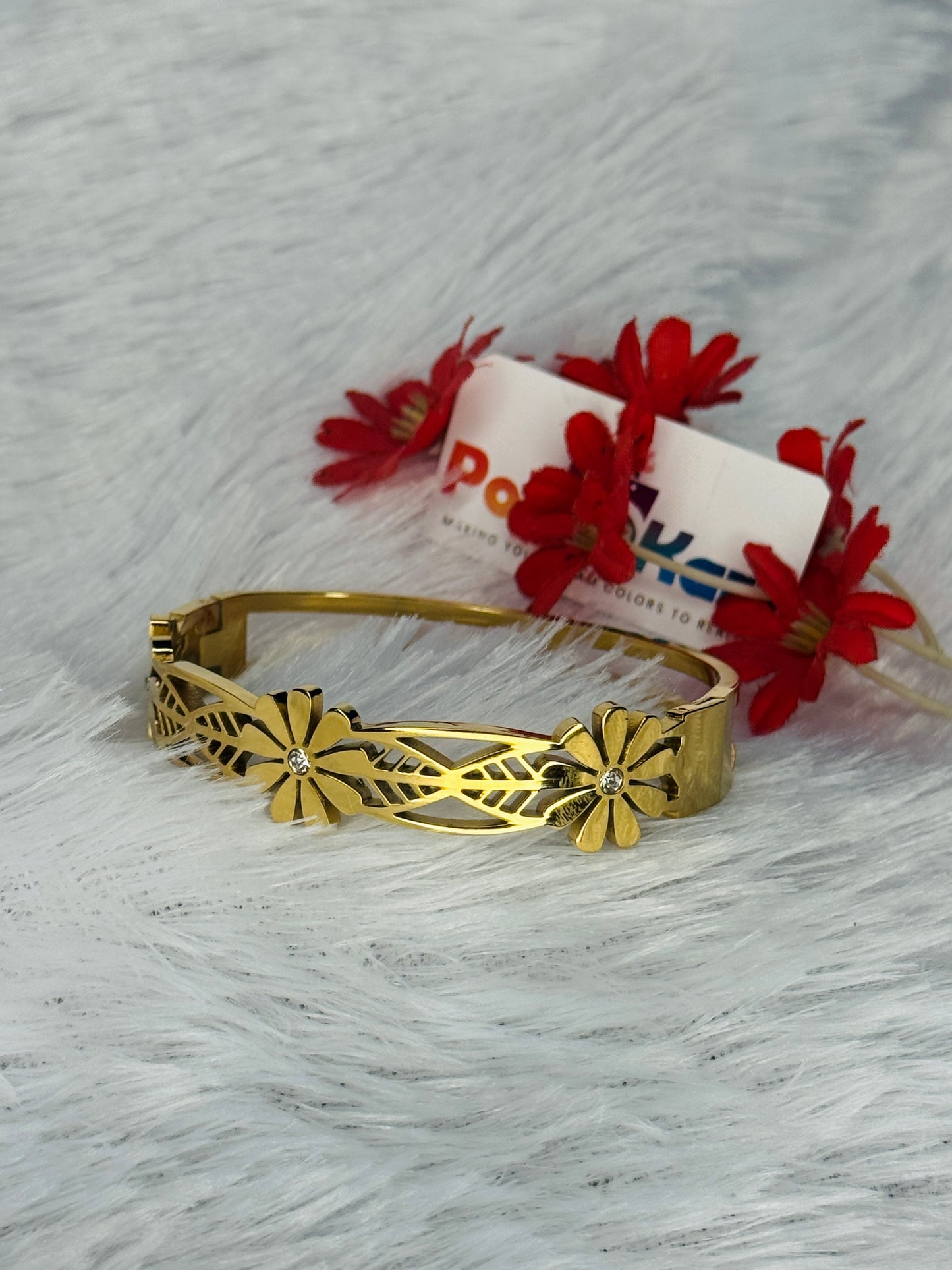 Cuff bangle with leaf design