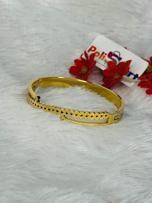 Cuff bangle with link of heart design
