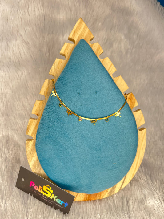 Bracelet with dragging fly and stone design