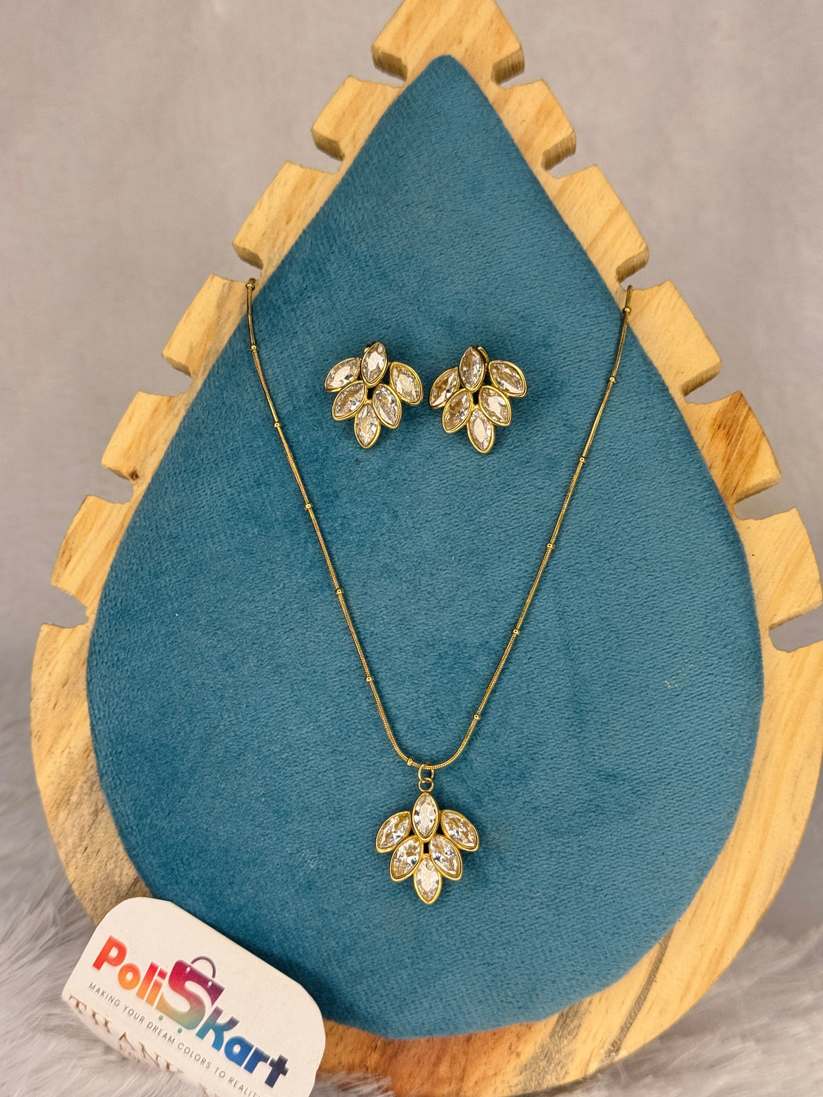 PK150 - Anti-tarnish chain with stud - White petal design