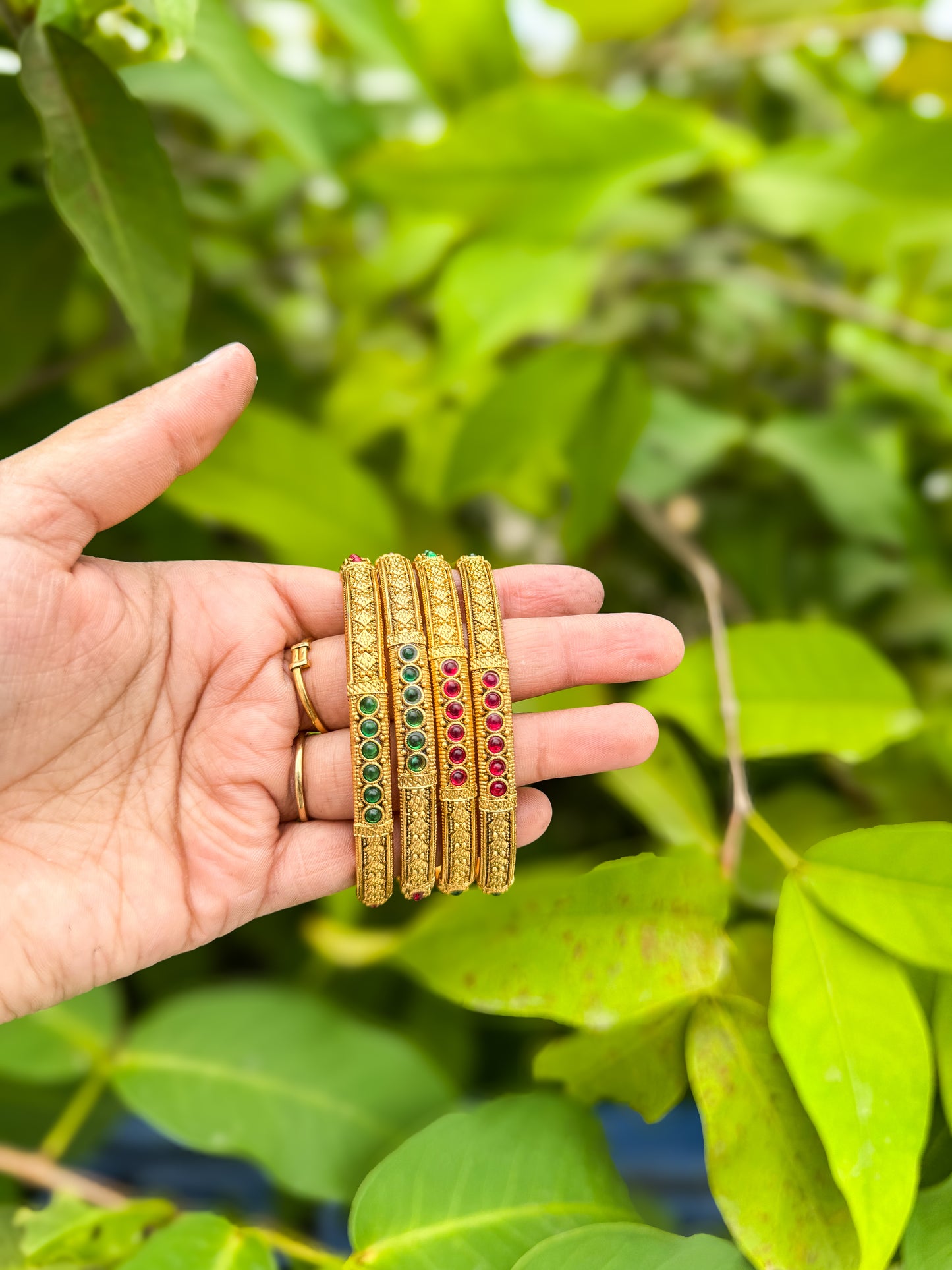 4 Banges set with green and rubi stone worked