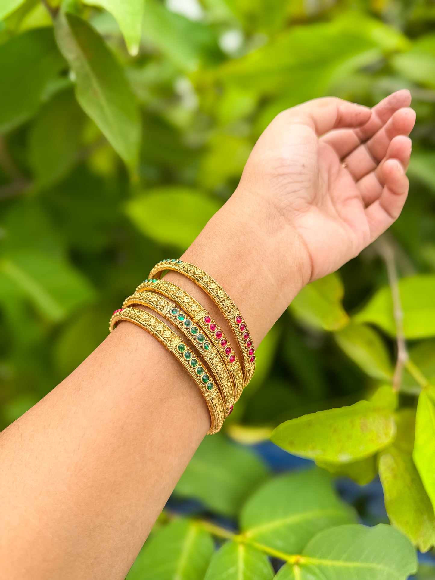 4 Banges set with green and rubi stone worked