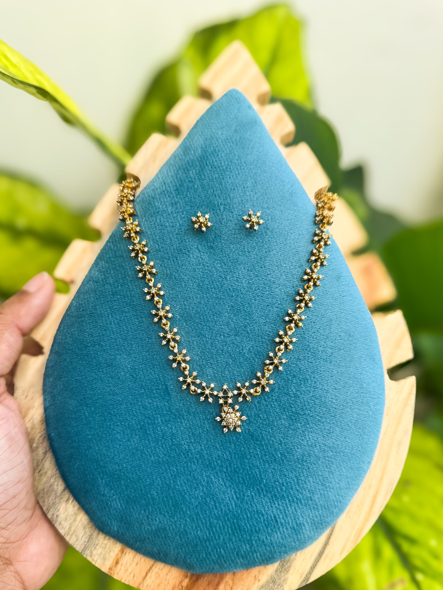 White flower diamond cut necklace with earring